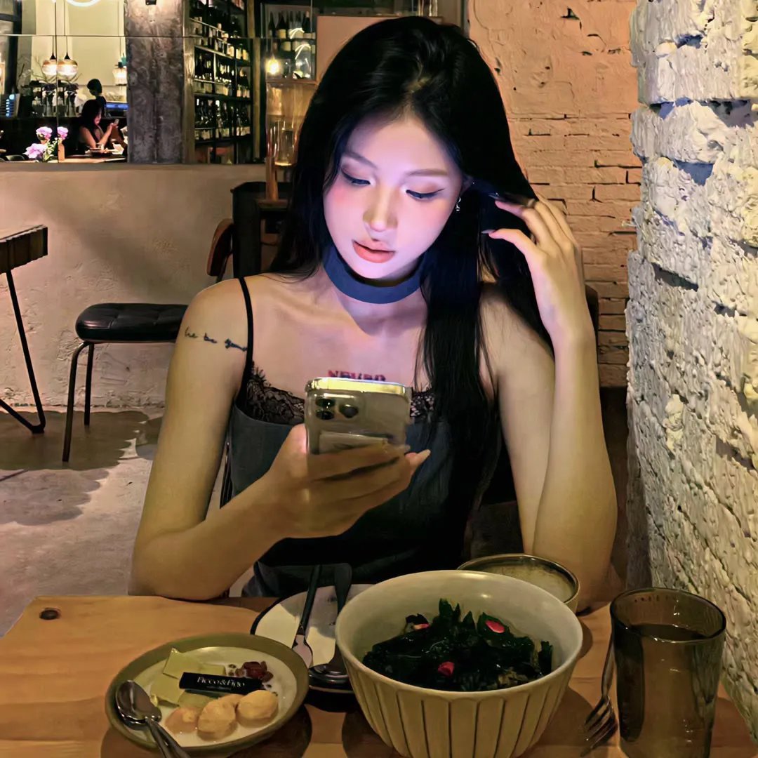 戴流苏耳环的少女